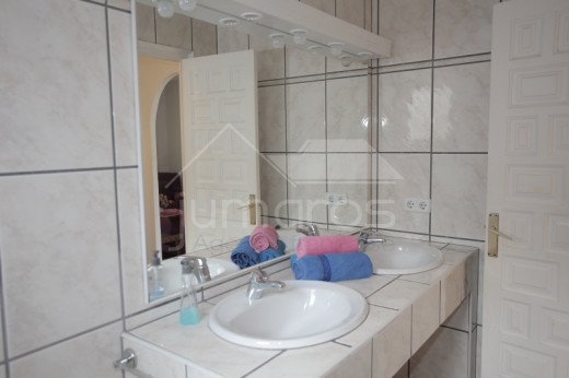 Immeuble de 6 appartements, piscine, parking, proche plage et centre