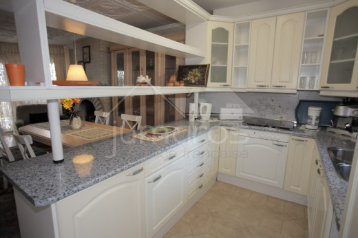 Immeuble de 6 appartements, piscine, parking, proche plage et centre