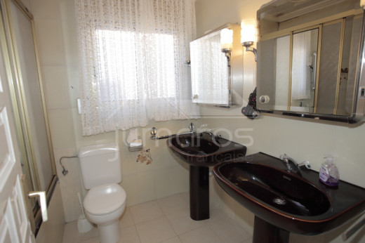 Immeuble de 6 appartements, piscine, parking, proche plage et centre