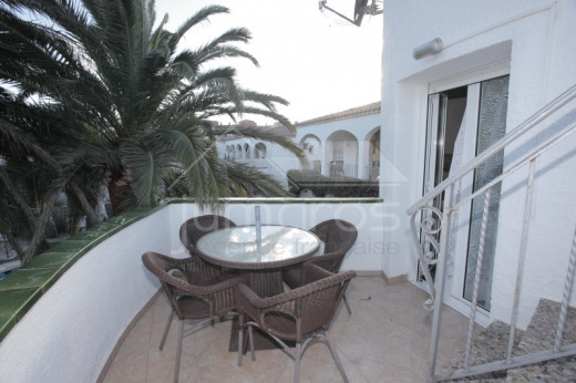 Immeuble de 6 appartements, piscine, parking, proche plage et centre