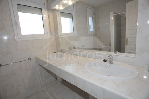 Immeuble de 6 appartements, piscine, parking, proche plage et centre