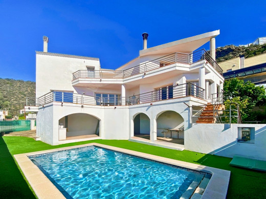 Sea view house with pool in the city centre of Roses