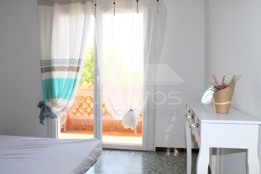Apartamento de 2 habitaciones con amplia terraza a 5 minutos de la playa