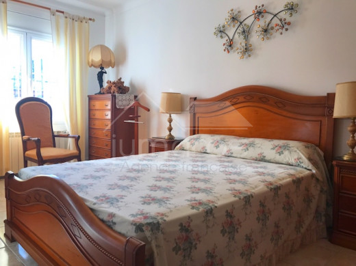 3 chambres, piscine privée, garage fermé et 2 places parking