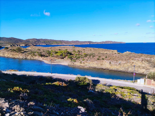 Parcelle de 573 m2 pour construire, avec vue sur le Cap de Creus et la mer.
