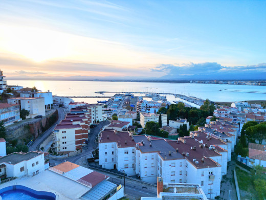 Terreno edificable con vistas, cerca del centro de Roses, 929m2