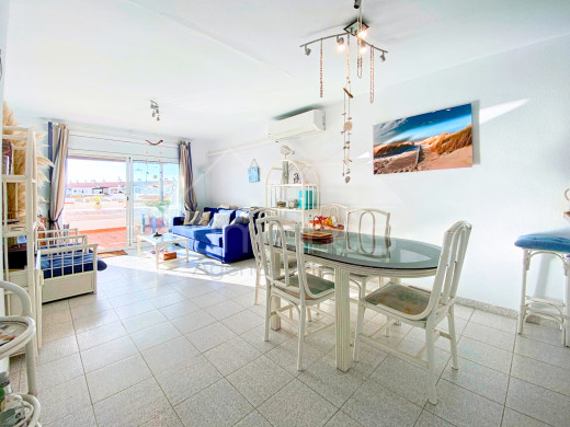 Appartement avec de belles vues, grande terrasse et parking à Empuriabrava
