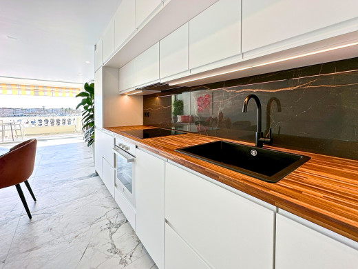 Apartment with mooring and tourist license, renovated in Empuriabrava