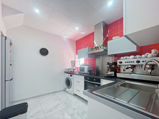 Immeuble avec appartement et restaurant en vente à Roses