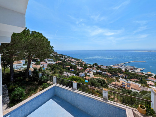 Villa with 180º sea views for sale in Roses, to renovate