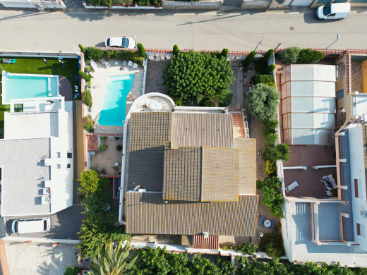 Belle maison avec piscine dans un quartier calme à Mas Boscà, Roses