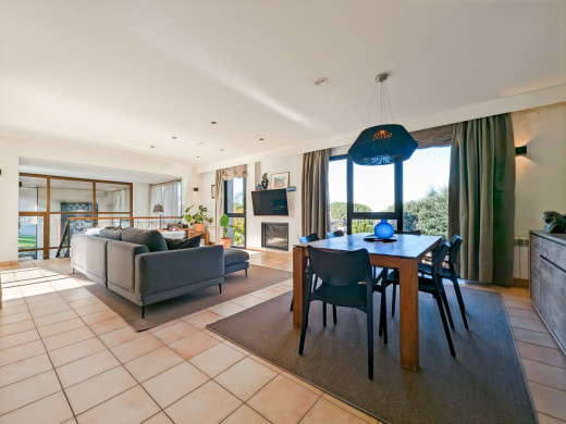 Maison de luxe à l'Escala avec grand jardin, piscine et garage