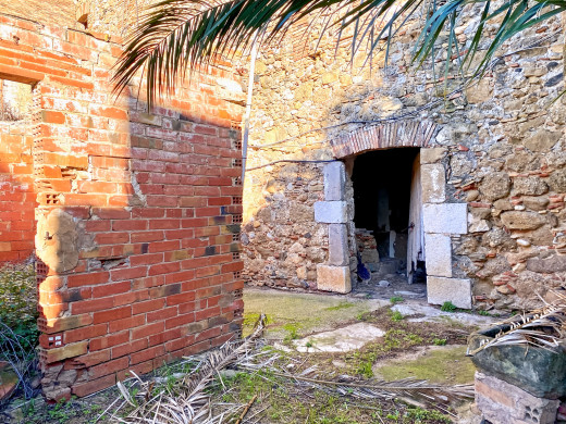 Maison historique à rénover à La Tallada d'Empordà