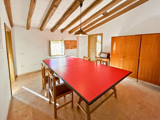 Gran casa de pueblo en Borrassà con mucho potencial
