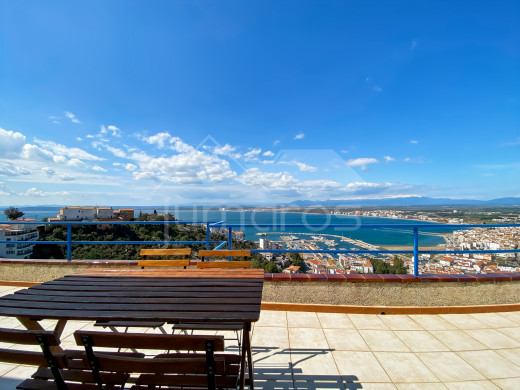 Piso con vistas al mar, garaje y licencia turística en Roses