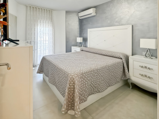 Renovated top floor flat in L'Escala, private garage