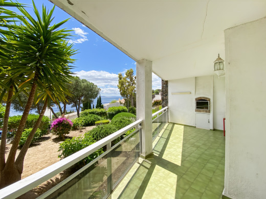 Appartement vue mer à 100m de la plage de Canyelles, parking + cave