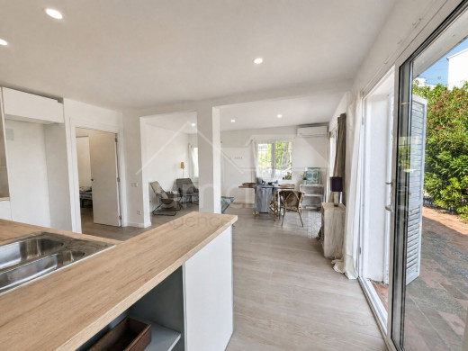 Appartement rénové avec une grande terrasse près de la plage à Llançà