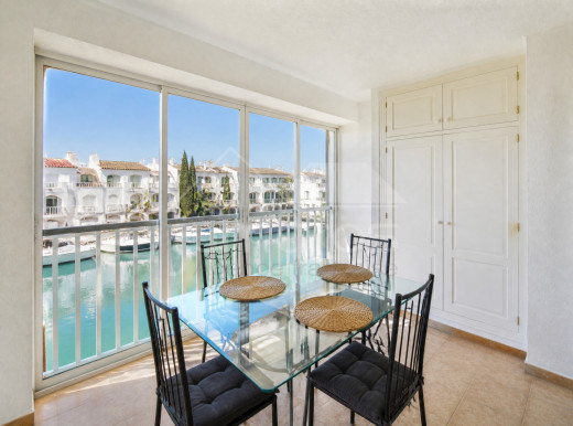 Piso de un dormitorio con vistas al canal en Empuriabrava