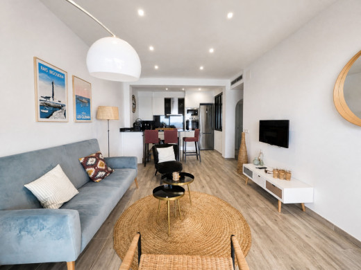 Piso con vistas al mar en la última planta, con terraza y garaje, en Canyelles