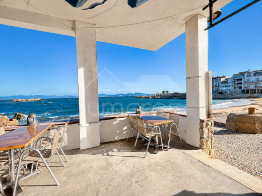 Restaurant en première ligne de mer à L’Escala avec grande terrasse