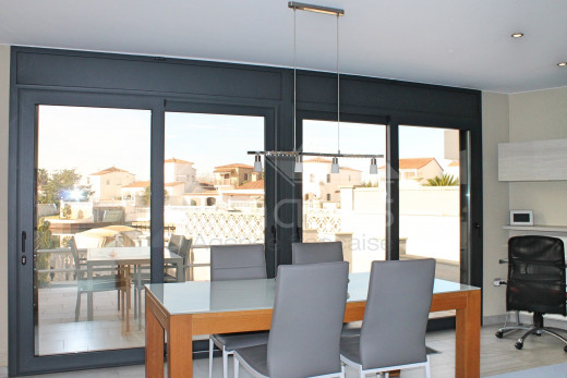 Villa canal con 4 dormitorios, piscina y amarre privado.