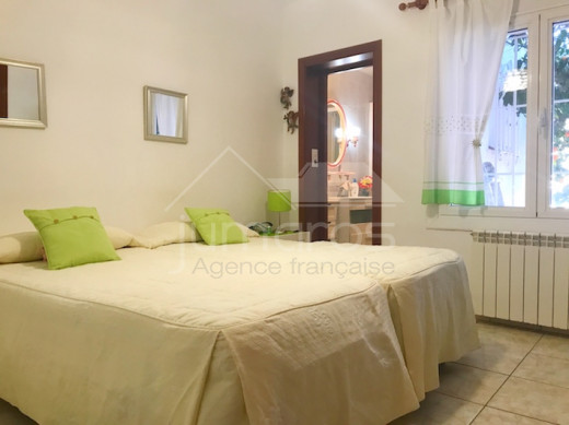 3 chambres, piscine privée, garage fermé et 2 places parking
