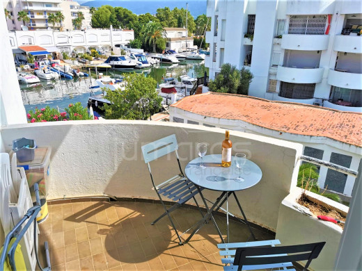 Bel appartement avec amarre privée, débarras et parking