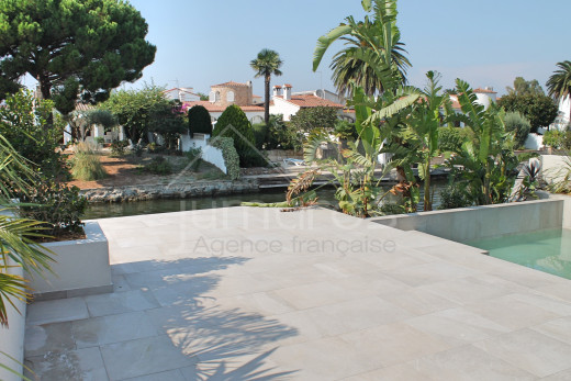Maison de plain pied avec piscine et amarre