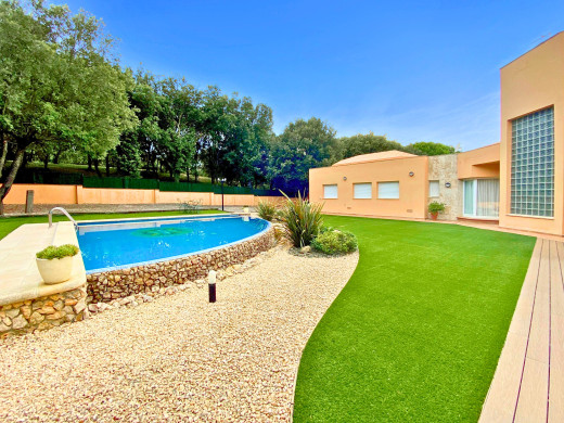 Maison avec piscine et grand jardin à Avinyonet de Puigventós