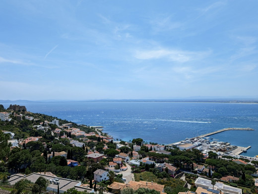 Villa with 180º sea views for sale in Roses, to renovate