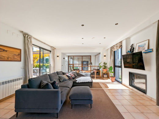 Maison de luxe à l'Escala avec grand jardin, piscine et garage