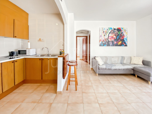 Piso con vistas al mar, garaje y licencia turística en Roses