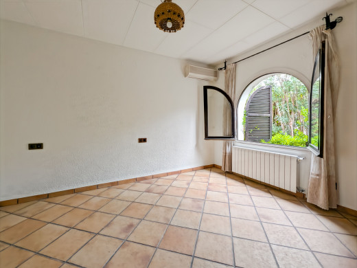 Villa mit 30m langem Bootsanleger, sehr nah am Strand
