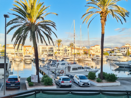 Appartement rénové vue canal et licence touristique à Empuriabrava, proche plage