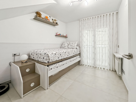 Renovated top floor flat in L'Escala, private garage