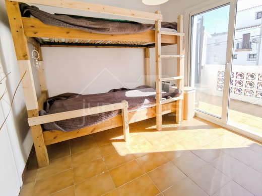 Maison de pêcheur avec amarre de 9m x 3m