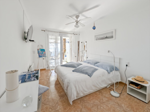 Apartment with sea views, large terrace, parking, and storage room – Canyelles Beach