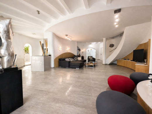 Villa excepcional con vistas panorámicas y total privacidad en Roses