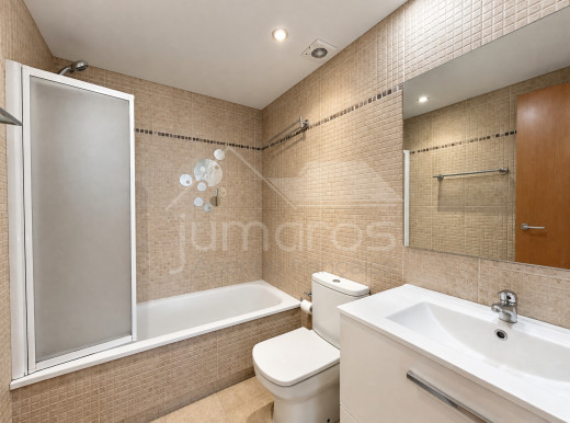 Piso de dos habitaciones, piscina comunitaria y aparcamiento privado