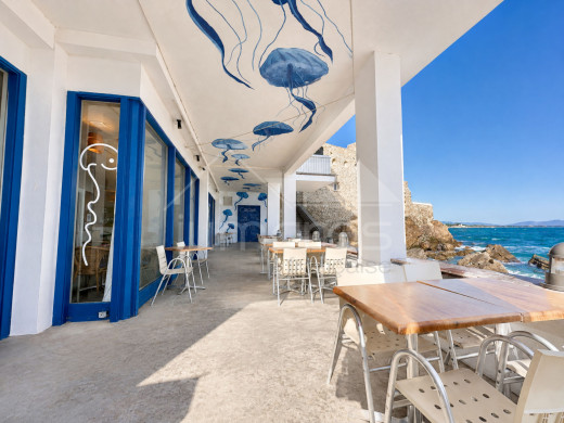 Restaurant en première ligne de mer à L’Escala avec grande terrasse