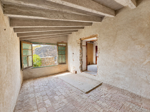 Village house to renovate opposite Bellcaire d’Empordà Castle