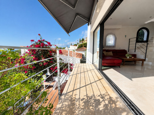 Villa mit privatem Pool und Panoramablick auf die Bucht von Roses.