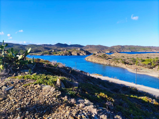 Parcelle de 573 m2 pour construire, avec vue sur le Cap de Creus et la mer.