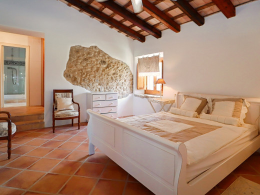Farmhouse with outbuilding and 5000m2 of land in Catalonia