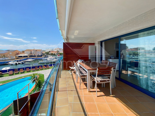 Appartement de standing vue canal avec grande terrasse et parking à Roses