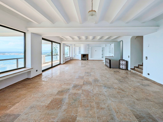 Villa with 180º sea views for sale in Roses, to renovate