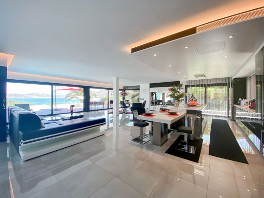 Luxury villa with impressive sea views on the first line in Llançà
