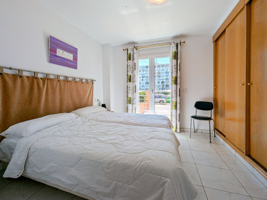 3 apartment building with garage and 20 m mooring in Empuriabrava