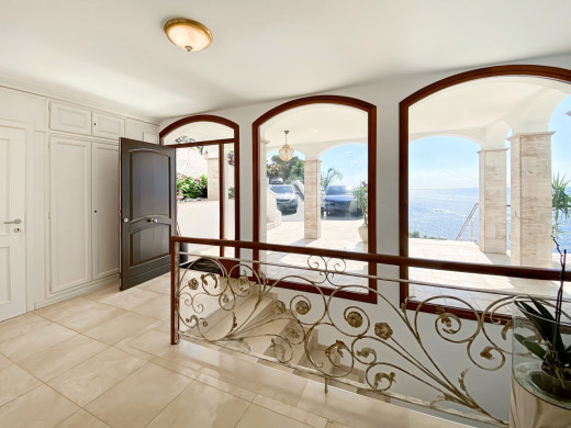 Villa de lujo con vistas panorámicas al mar y licencia turística en Roses